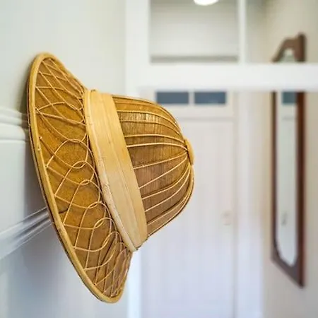 Renovated Traditional House W 3br & Outdoor Space *