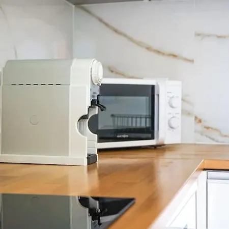 Renovated Traditional House W 3br & Outdoor Space