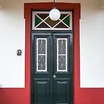 Renovated Traditional House W 3br & Outdoor Space