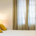 Villa Renovated Traditional House W 3br & Outdoor Space *
