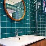Renovated Traditional House W 3br & Outdoor Space Villa *