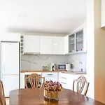 Renovated Traditional House W 3br & Outdoor Space Villa *