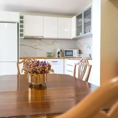 Villa Renovated Traditional House W 3br & Outdoor Space *