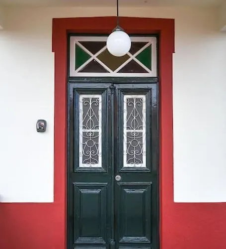 Renovated Traditional House W 3br & Outdoor Space