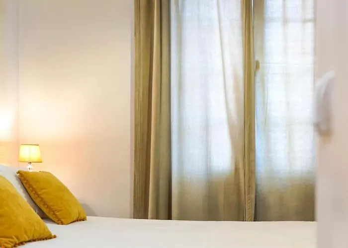 Villa Renovated Traditional House W 3br & Outdoor Space *