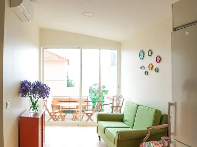 Renovated Traditional House W 3br & Outdoor Space
