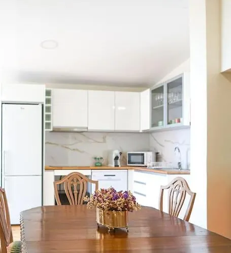 Renovated Traditional House W 3br & Outdoor Space Villa *