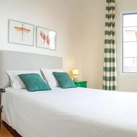 Renovated Traditional House W 3br & Outdoor Space *