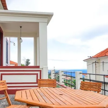 Renovated Traditional House W 3br & Outdoor Space