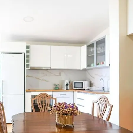 Renovated Traditional House W 3br & Outdoor Space Villa *
