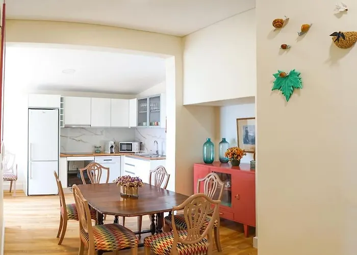 Renovated Traditional House W 3br & Outdoor Space