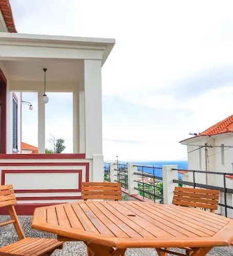 Renovated Traditional House W 3br & Outdoor Space